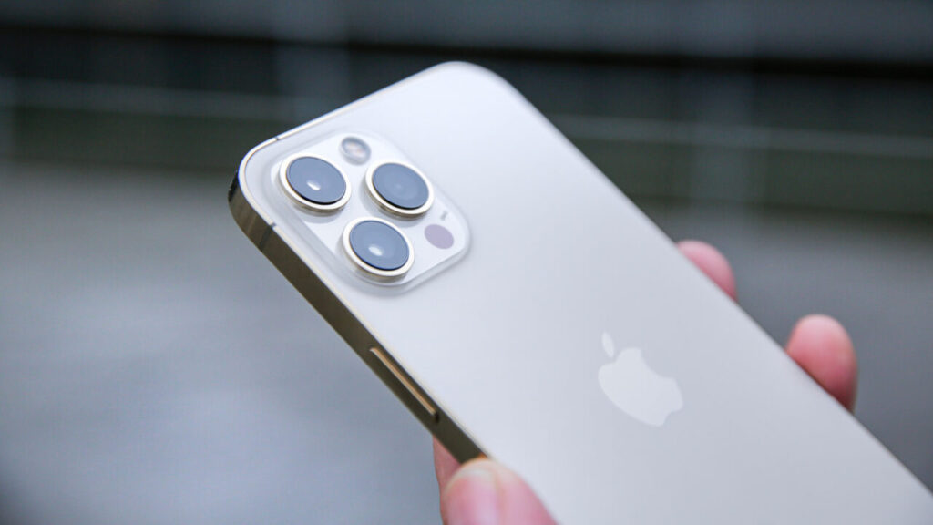 el iPhone 12 Pro Max usa tres lentes de cámara