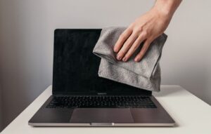 Cómo limpiar la pantalla de un MacBook