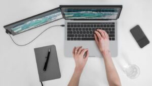 Alternar entre la pantalla de computadora portátil y el monitor externo