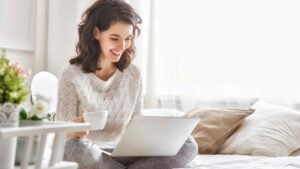 Cómo puedo sentarme cómodamente al usar laptop en tu cama
