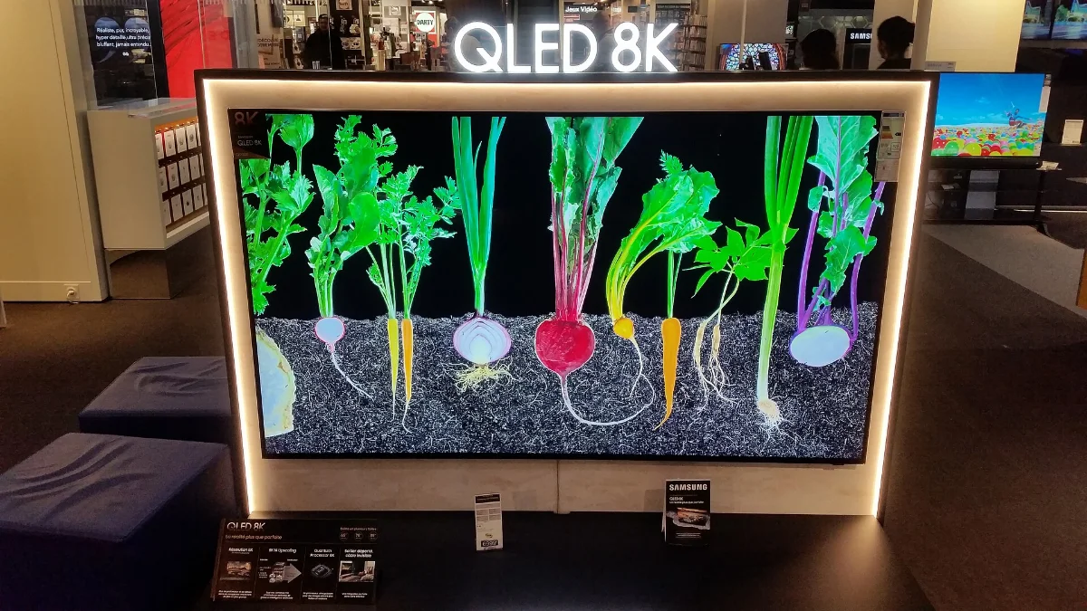 Televisor Samsung encendido en una sala