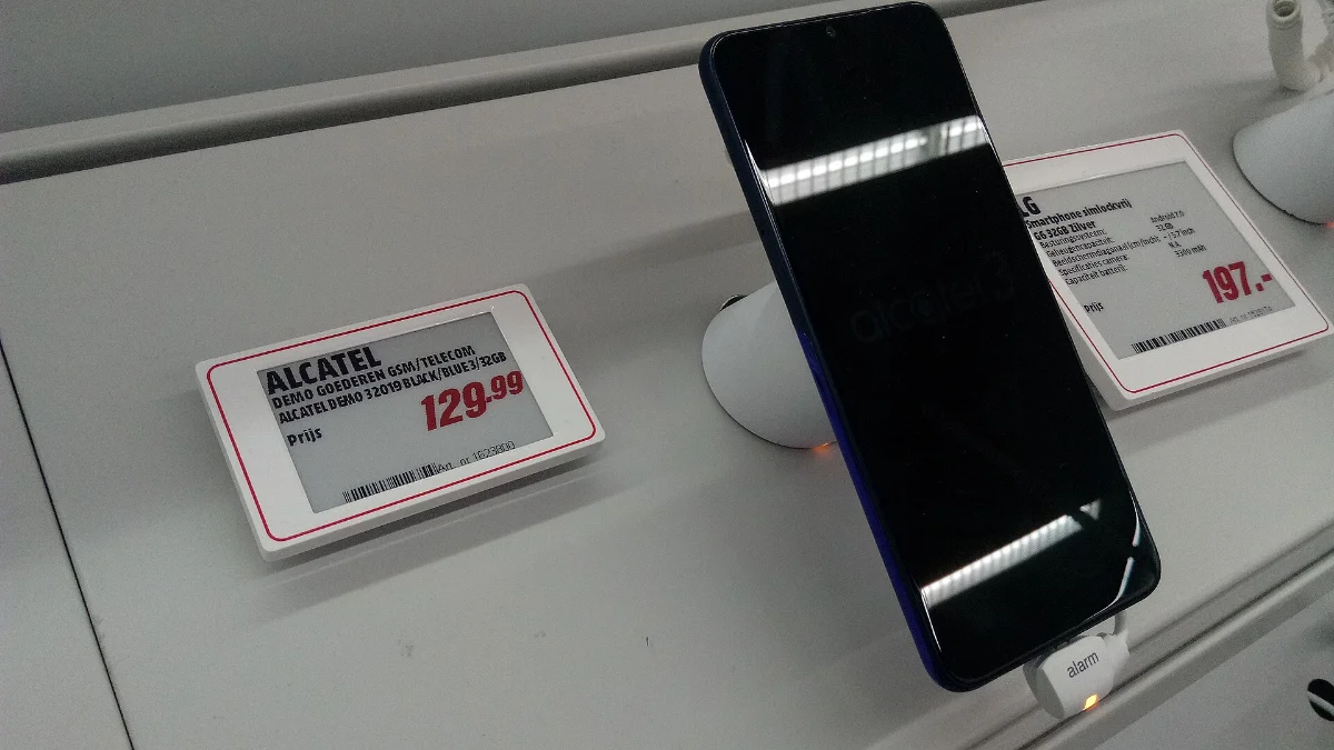 Celulares en exhibición en una tienda