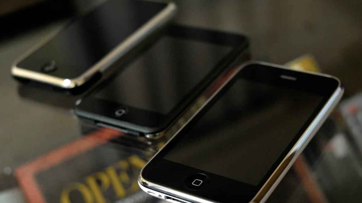 iPhone, que muestra el código QR de las redes guardadas en la app Contraseñas