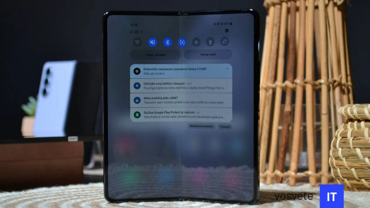 Pantalla interior de un Galaxy Z Fold, donde Android 17 estrena juegos con mando en pantalla