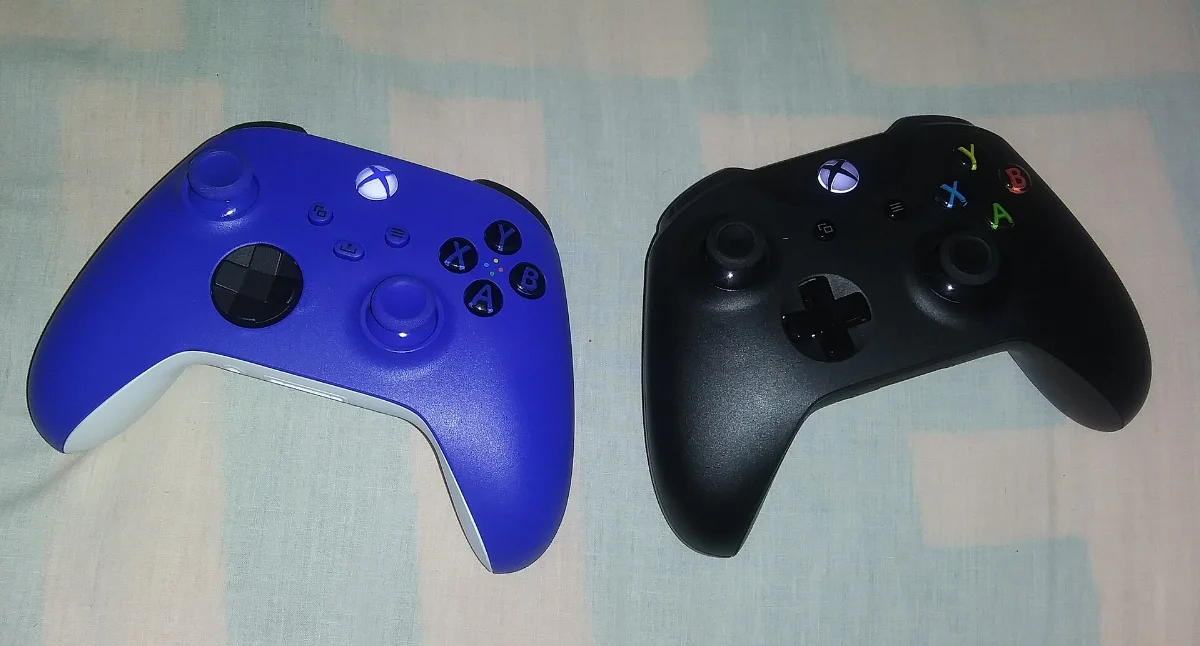 Mando de Xbox Series X junto a la consola