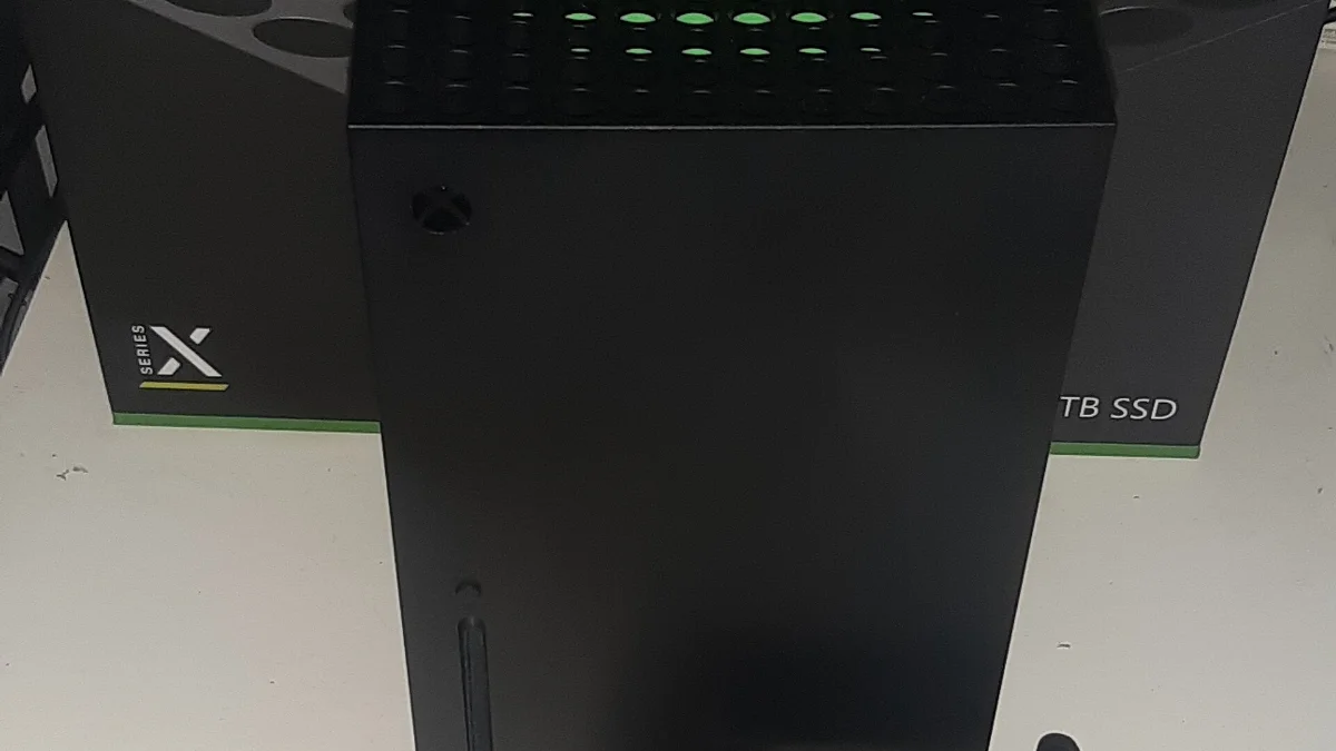 Consola Xbox Series X con su mando, la plataforma principal de Game Pass