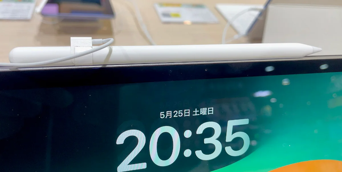 iPad Air M2 con la cámara frontal en el lado largo, junto al micrófono
