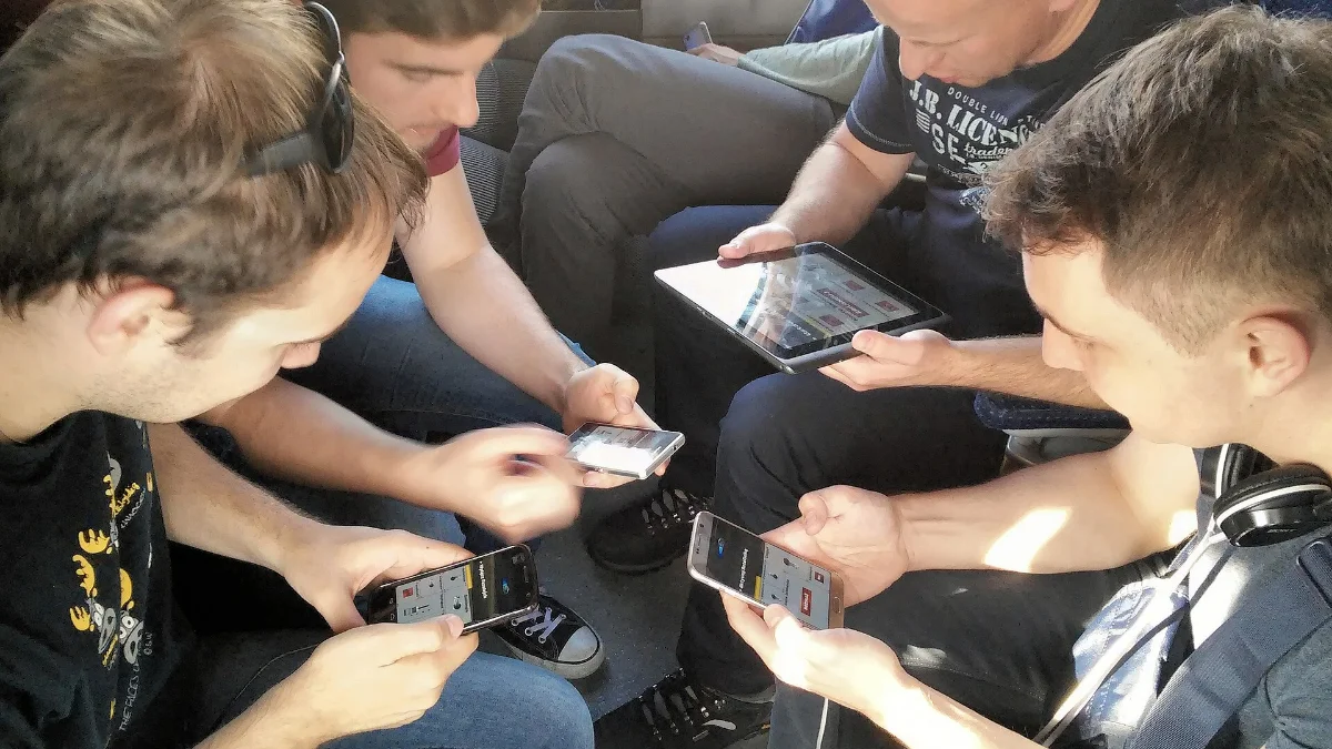 Grupo jugando un juego multijugador en el móvil