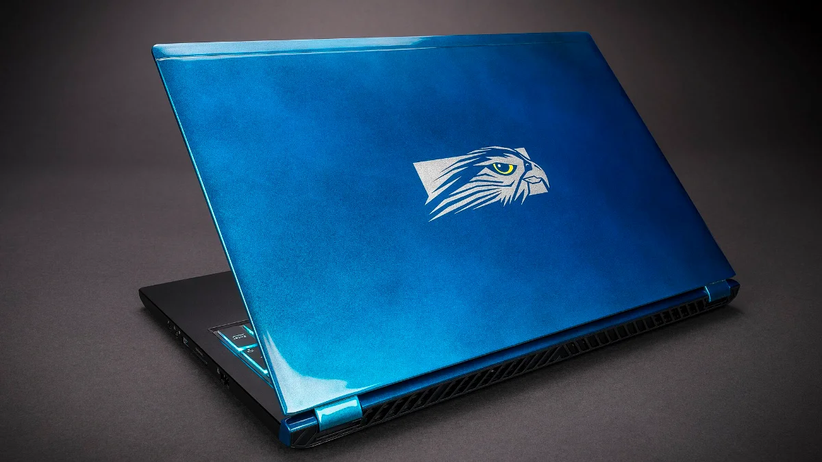 Laptop gamer abierta con teclado retroiluminado