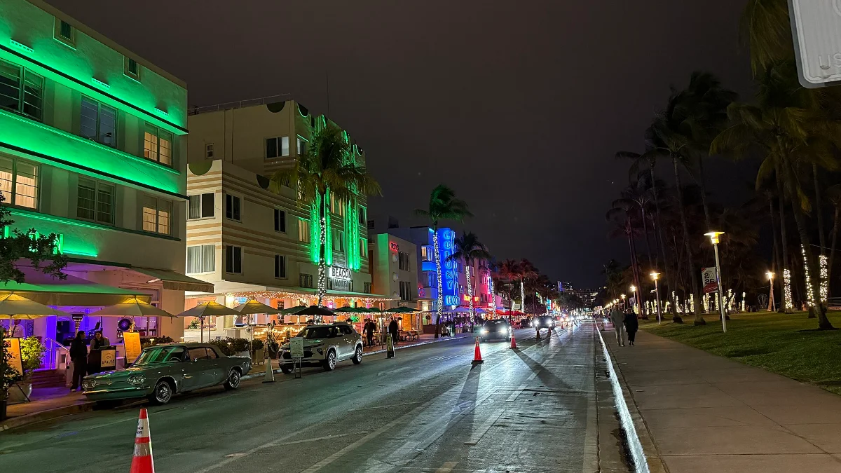 Ocean Drive de noche en Miami Beach, la inspiración real de Vice City