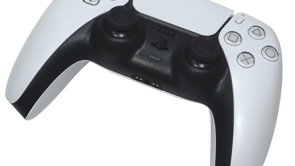 Consola PlayStation 5 con su mando DualSense