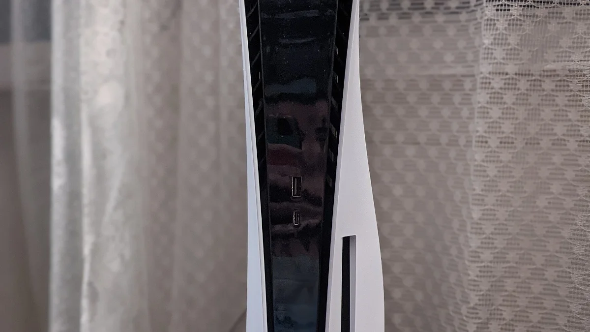 Consola PlayStation 5 junto a su mando DualSense