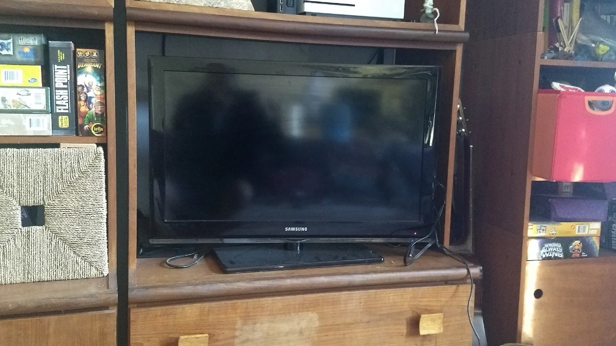 Televisor de pantalla plana en una sala de estar