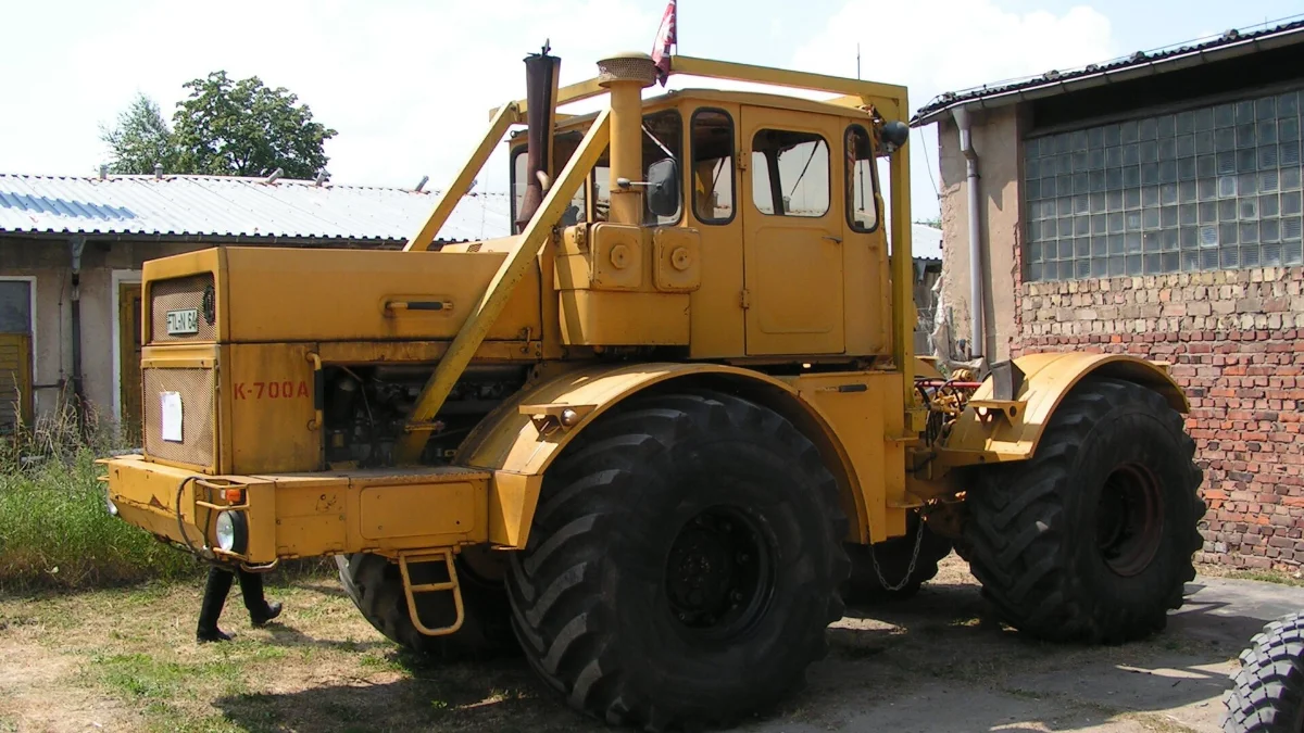 Tractor Kirovets K-700 real, modelo que llegó a SnowRunner en la temporada 8