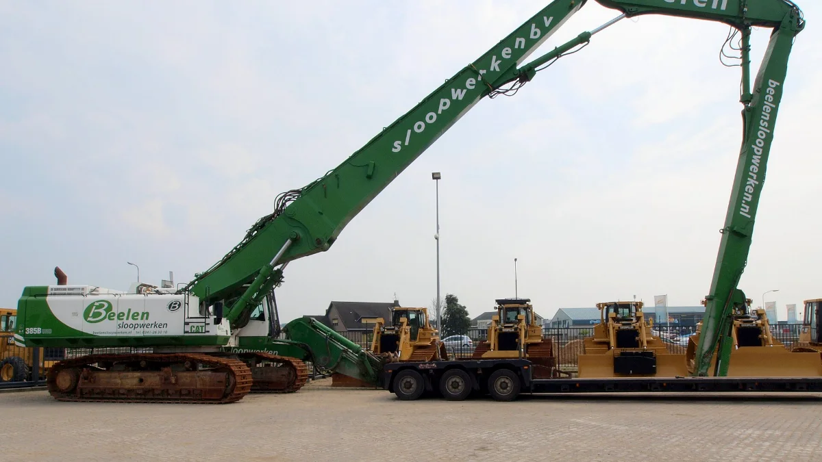 Bulldozer de construcción trabajando en una obra, el tipo de maquinaria que protagoniza RoadCraft