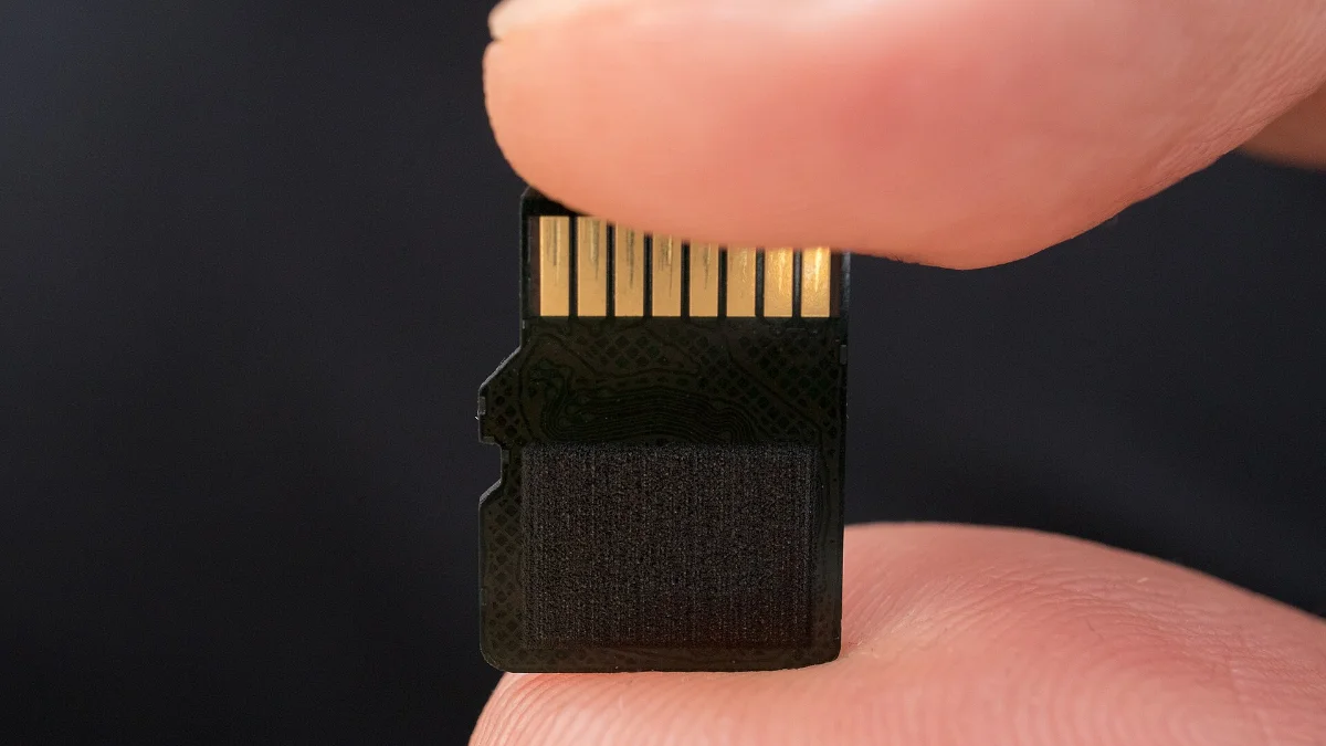 Tarjeta microSD entre dos dedos