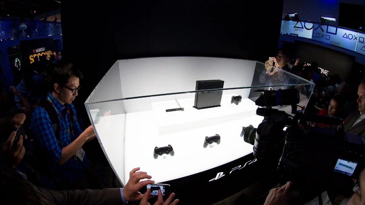 Consola PlayStation 4 con su mando DualShock 4
