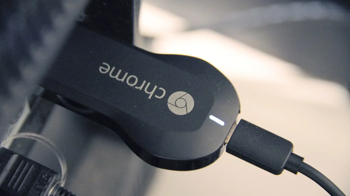Dispositivo Chromecast de Google conectado al puerto HDMI de un televisor