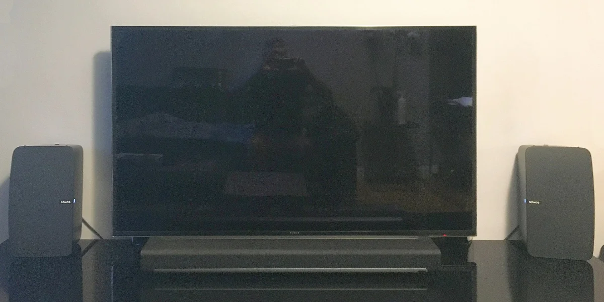 Televisor Samsung con barra de sonido
